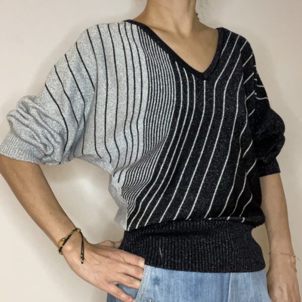 Pull v neck noir et argenté – Image 2